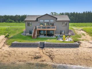 New Listing Lakeside Beach Sleeps 15+ Pet friendly - 0