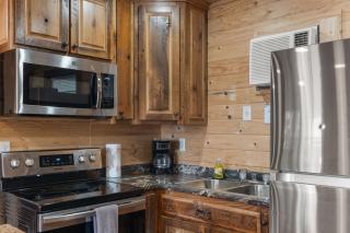 Mr Hills Mercantile Cabin with a hot tub - 5