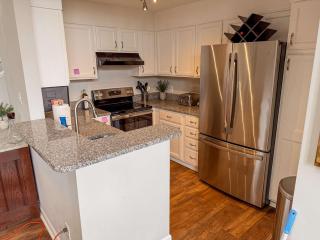 Downtown Condo - 2BR 2BA Walk to Everything - 7