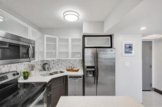 Comfortable Beachside Condo with Pools and Gym Access 1404 - 1