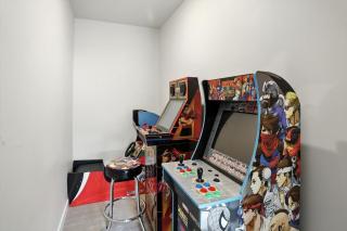 Luxury Stay Hot Tub-Games-Arcade Balcony Views - 8