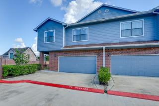 Yard and Workspaces Luxe Duplex Unit in Houston - 6