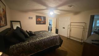 Your Private 1-Bedroom Guest House in College Park - 7