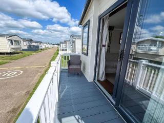 Stunning 6 Berth Caravan, Close To The Beach In Suffolk Ref 68067Cr - Lowestoft - 4