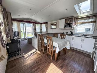 Stunning 6 Berth Caravan, Close To The Beach In Suffolk Ref 68067Cr - 1