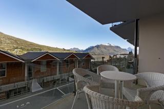 Stunning Lakefront 2-bed 2-bath with lake views - 7