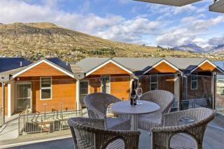 Stunning Lakefront 2-bed 2-bath with lake views - 4