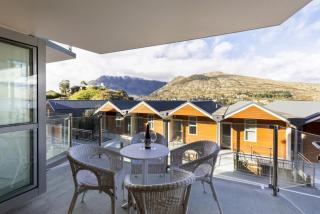 Stunning Lakefront 2-bed 2-bath with lake views - 3