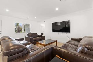 3BR Waterfront Gem Pool Dog Friendly - 4