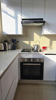 Bright & Airy Modern Apartment avenues - 9