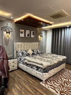 Layover Luxe - Apartments at Gold Crest Mall - Lahore - 5