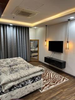 Layover Luxe - Apartments at Gold Crest Mall - Lahore - 4