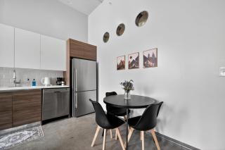 Stunning Downtown Apartment with Pool, Laundry, Parking - 4