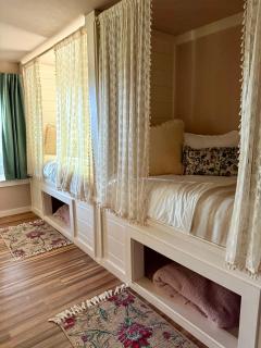 The Hideaway House at The Bluebird - Eureka Springs - 1