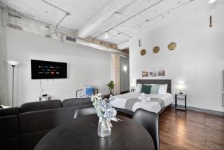 Stunning Downtown Apartment with Pool, Laundry, Parking - 5