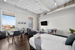 Stunning Downtown Apartment with Pool, Laundry, Parking - 9