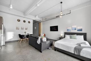 Stunning Downtown Apartment with Pool, Laundry, Parking - 4