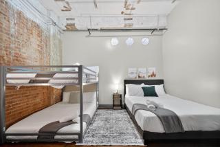 Stunning Downtown Apartment with Pool, Laundry, Parking - 4