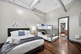 Stunning Downtown Apartment with Pool, Laundry, Parking - 8