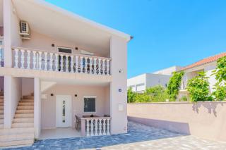 Apartments with parking space Vir - 24843 - 0