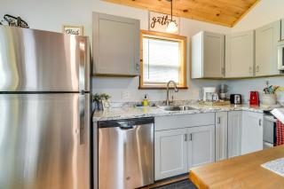 Cozy New York Abode - Porch, Near Fishing and Hiking - - 9