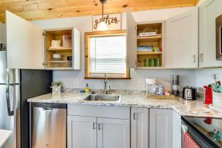 Cozy New York Abode - Porch, Near Fishing and Hiking - - 3
