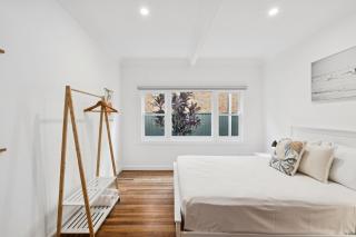 Seabreeze - Macauley's Retro Beachside Vibes - 1