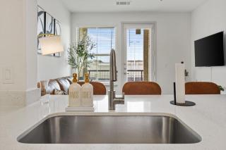 Chic 1BR Frisco Stay, King & Sofa, Pool & Gym - 8