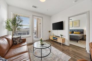 Chic 1BR Frisco Stay, King & Sofa, Pool & Gym - 9