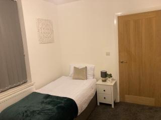 6 bedroom house with Riverviews - Free parking - 7