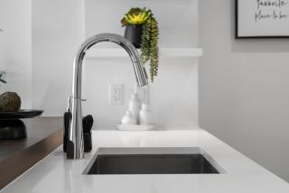 Luxury Waterfront Suite with City Views and AC - Calgary - 1