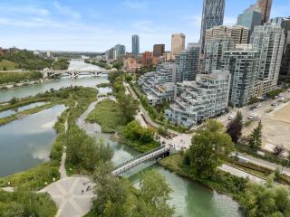 Luxury Waterfront Suite with City Views and AC - Calgary - 9