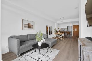 Luxury Waterfront Suite with City Views and AC - Calgary - 4
