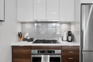 Luxury Waterfront Suite with City Views and AC - Calgary - 6