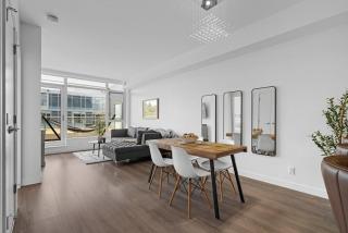 Luxury Waterfront Suite with City Views and AC - Calgary - 8