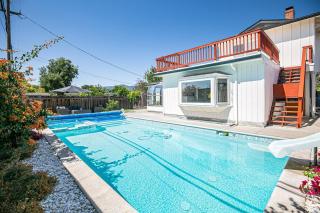 Fun 3BR with Pool & Slide, Pet Friendly in San Jose - San Jose - 9