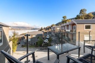 Gorgeous 3 Bedroom Central Lake Views - 8