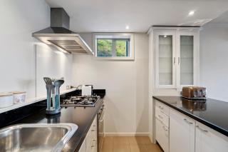 Gorgeous 3 Bedroom Central Lake Views - 4