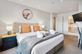 Gorgeous 3 Bedroom Central Lake Views - 2