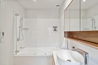 Gorgeous 3 Bedroom Central Lake Views - 1