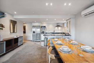 Gorgeous 3 Bedroom Central Lake Views - 6