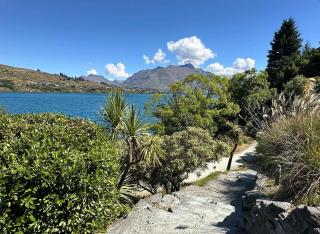 Gorgeous 3 Bedroom Central Lake Views - 4