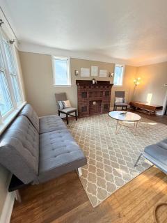 Entire Two Bedrooms Bungalow- Walking distance to Burlington Downtown- Sleeps 6 - 7