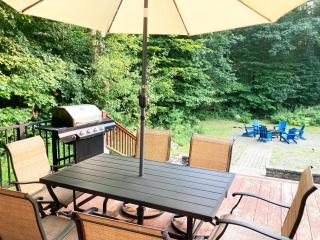 3BR Lake Luzerne Retreat with Game Room & Hot Tub - 1
