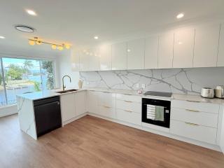 A Waterfront Daydream in the Heart of Broadbeach - 6