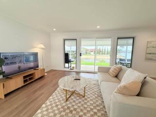 A Waterfront Daydream in the Heart of Broadbeach - 4
