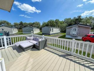 Beautiful 8 Berth Caravan With Decking At Broadland Sands In Suffolk Ref 20017Cv - 1