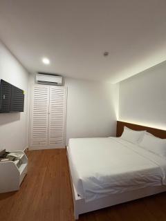 Royal Crown Hotel - 1