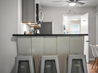 Bloomfield, Pittsburgh Bright and Spacious TWO Bedroom Apt with Free Parking - Pittsburgh - 5