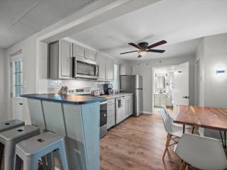 Bloomfield, Pittsburgh Bright and Spacious TWO Bedroom Apt with Free Parking - 4